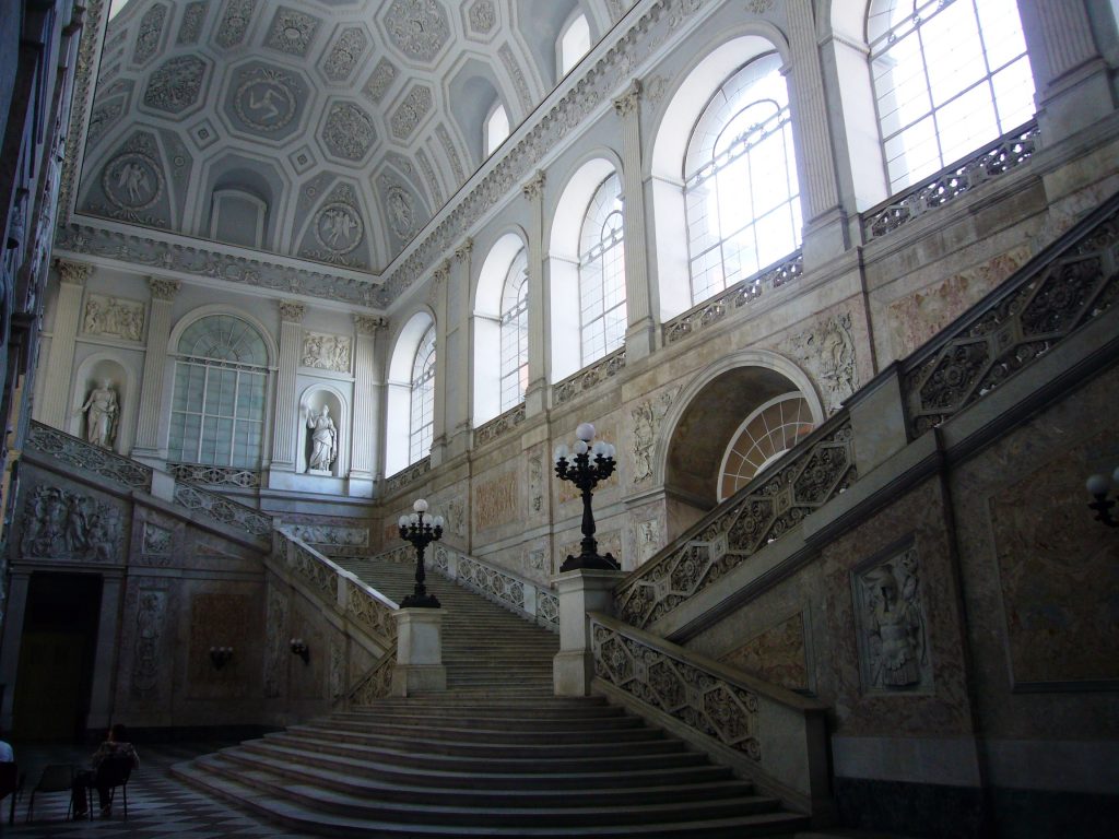 scalone monumentale palazzo reale di napoli