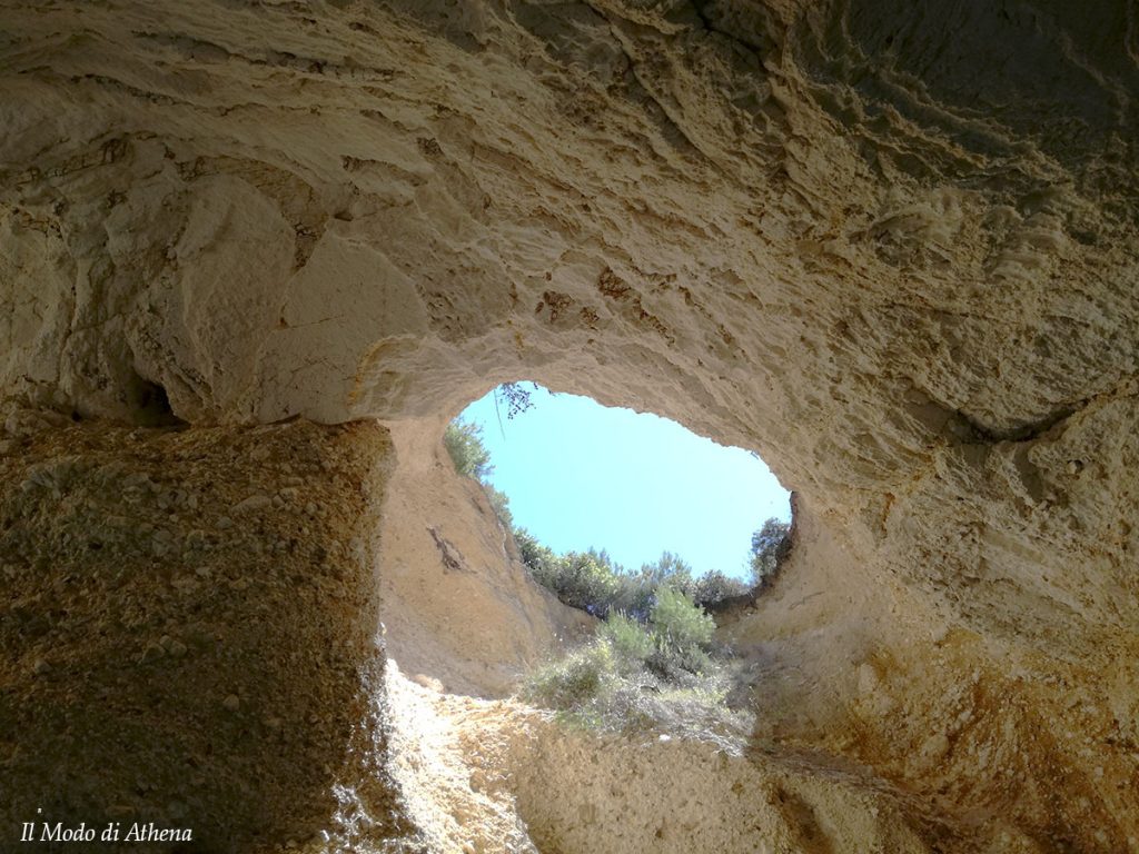 grotta sfondata piccola nel gargano