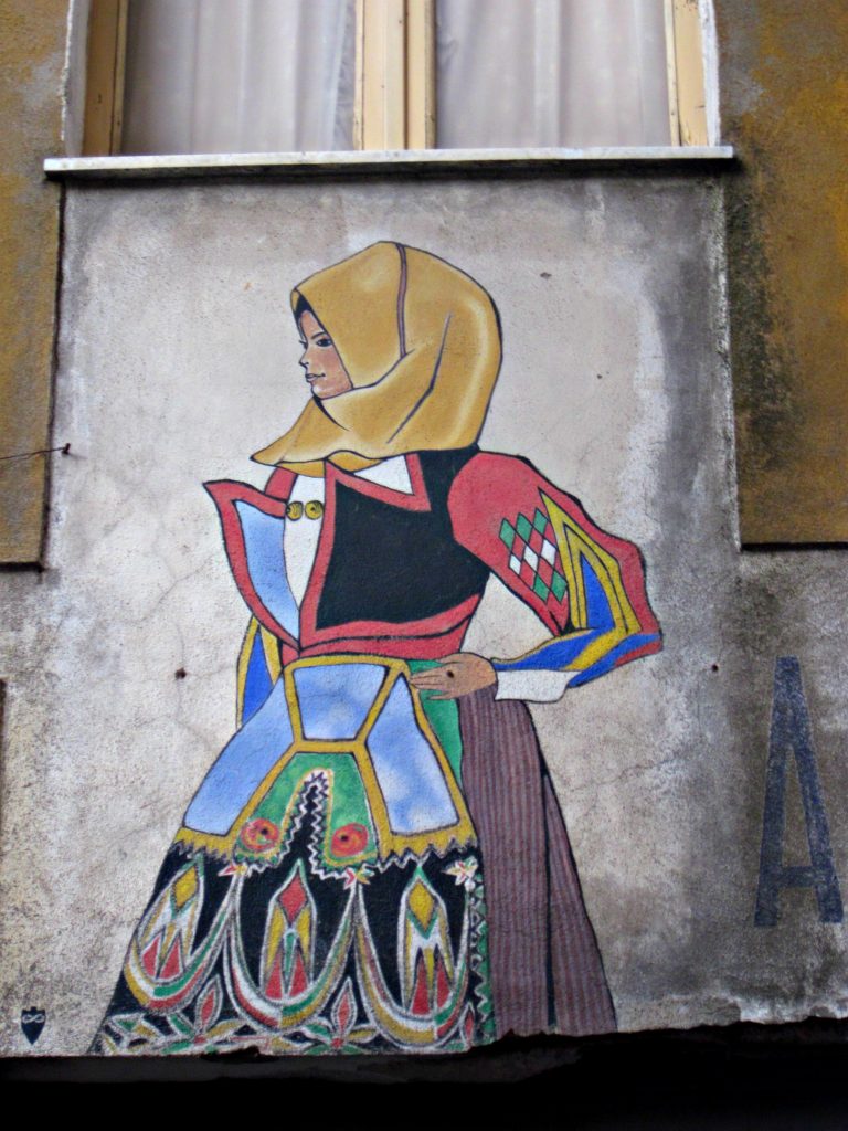 murales di orgosolo donna in abito tipico sardo