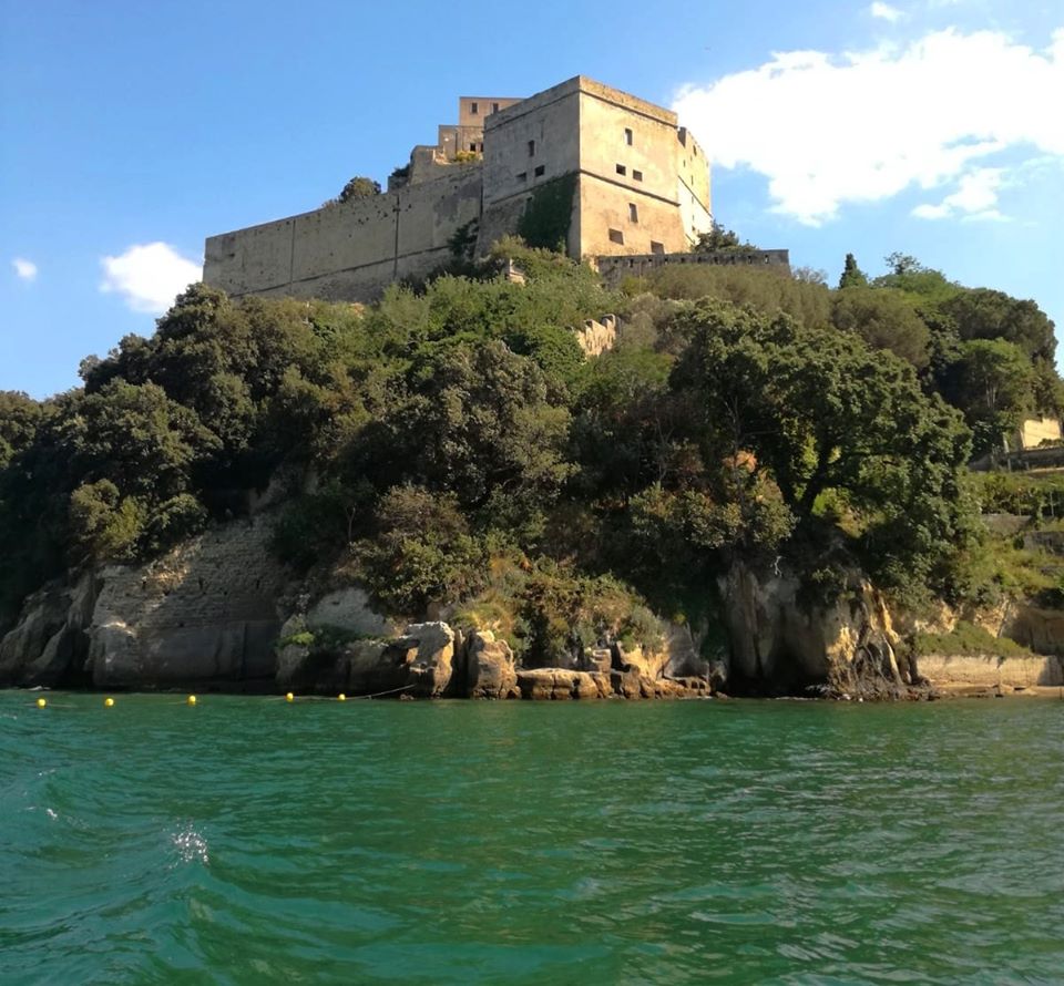 Mare in Campania: spiaggia del Castello di Baia