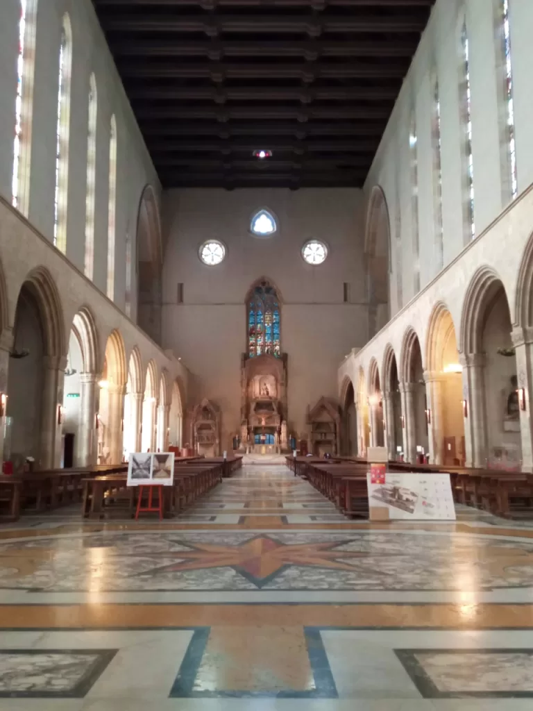 Basilica di Santa Chiara, interni